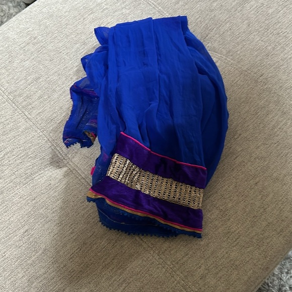 Pink chaniya choli with blue dupatta negotiable price . - Picture 4 of 4